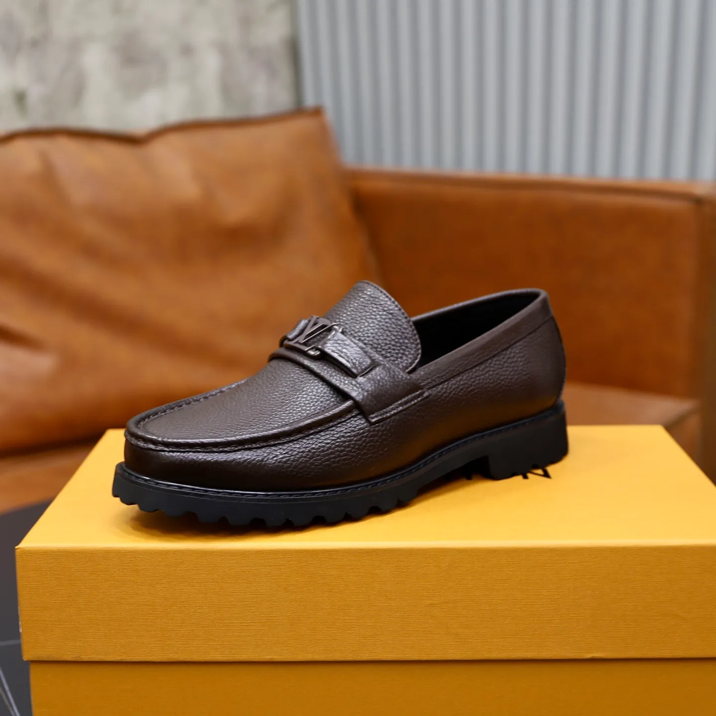 Ex-factory price: 600💰Louis Vuitton LV men's classic Oxford shoes, men's business formal boutique leather shoes, classic style, almond kernel exquisite toe, ultimate art, the whole shoe is made of imported cow leather (open edge beads), carefully selected, fine pores, excellent gloss, soft texture, strong toughness, durable and not easy to deform, apricot fetal cowhide leather lining, soft and comfortable, sweat-absorbent and breathable. Foam outsole, original box and dust bag packaging! Size: 38–44 (45/46 customized)